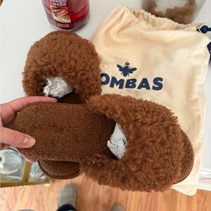 Bombas Cozy Tan Fuzzy Slippers